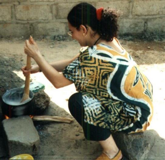 Christine beim Kochen in Burkina Faso